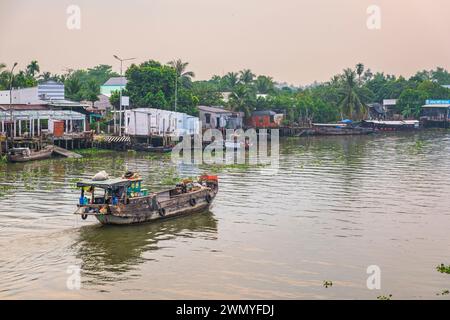 Vietnam, Mekong Delta, Cai Be, Navigation auf dem Kanal Kinh 28, der in den Mekong mündet Stockfoto