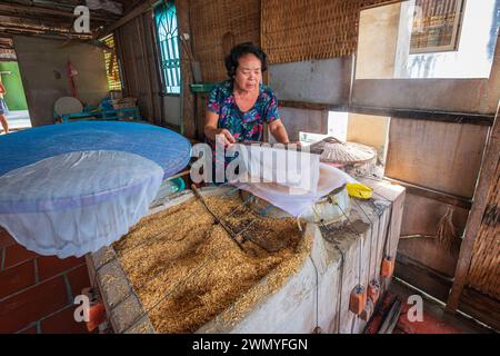 Vietnam, Mekong Delta, Cai BE, handwerkliche Herstellung von Reisblättern für nems und Frühlingsrollen Stockfoto