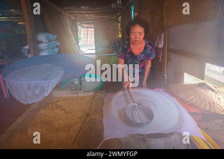 Vietnam, Mekong Delta, Cai BE, handwerkliche Herstellung von Reisblättern für nems und Frühlingsrollen Stockfoto