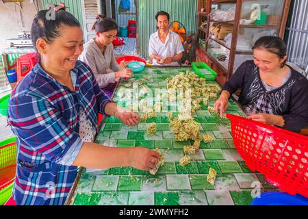 Vietnam, Mekong Delta, Cai Be, handwerkliche Erdnuss-Süßigkeitenfabrik Stockfoto