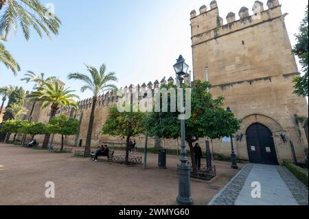 Die Rückseite des Alcazar de los Reyes Cristianos, auch bekannt als Alcazar von Cordoba, ist ein mittelalterlicher Palast/Festung im historischen Zentrum Stockfoto