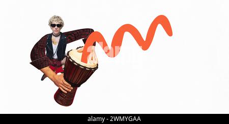 Poster. Moderne ästhetische Kunstwerke. Mann in Kilt und Brille spielt auf afrikanischer Djembe-Trommel vor weißem Hintergrund. Trendiger urbaner Magazinstil Stockfoto