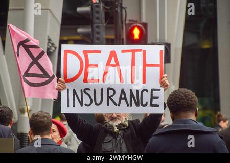 London, England, Großbritannien. Februar 2024. Demonstranten versammeln sich vor Lloyd's Building. Aktivisten der Extinction Rebellion marschierten am 3. Tag ihrer Versicherungswoche in der City of London, dem Finanzviertel der Hauptstadt, und forderten Unternehmen auf, die Versicherung von Projekten mit fossilen Brennstoffen einzustellen. (Kreditbild: © Vuk Valcic/ZUMA Press Wire) NUR REDAKTIONELLE VERWENDUNG! Nicht für kommerzielle ZWECKE! Stockfoto