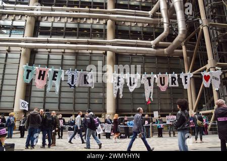 London, England, Großbritannien. Februar 2024. Demonstranten versammeln sich vor Lloyd's Building. Aktivisten der Extinction Rebellion marschierten am 3. Tag ihrer Versicherungswoche in der City of London, dem Finanzviertel der Hauptstadt, und forderten Unternehmen auf, die Versicherung von Projekten mit fossilen Brennstoffen einzustellen. (Kreditbild: © Vuk Valcic/ZUMA Press Wire) NUR REDAKTIONELLE VERWENDUNG! Nicht für kommerzielle ZWECKE! Stockfoto