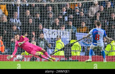 Ewood Park, Blackburn, Großbritannien. Februar 2024. FA Cup Fünfte Runde Fußball, Blackburn Rovers gegen Newcastle United; Sammie Szmodics von Blackburns Elfmeterschießen wird von Martin Dubravka von Newcastle United im Elfmeterschießen gerettet Credit: Action Plus Sports/Alamy Live News Stockfoto