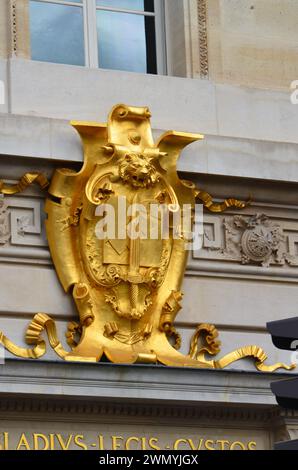 Paris, Frankreich 03.24.2017: Goldene Conciergerie-Uhr hängt am Uhrenturm der Conciergerie in Paris Stockfoto