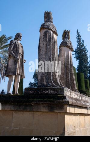 Gartenstatue oder Denkmal des spanischen Entdeckers der Neuen Welt, Christoph Kolumbus, der von Spaniens erstem König und Königin Ferdinand II. Empfangen wurde Stockfoto