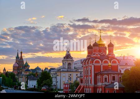 Moskau 08. Mai 2023. Znamensky-Kathedrale und St. Basilius Kathedrale bei Sonnenuntergang. Stockfoto