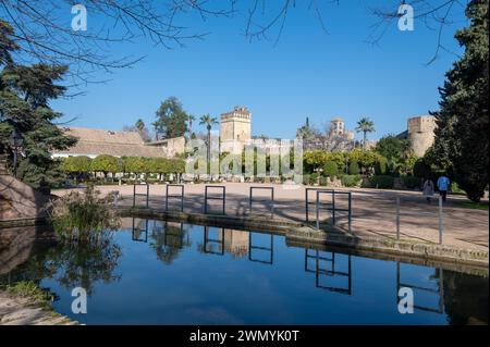 Eine Spiegelspiegelung auf einem Teich am Alcazar de los Reyes Cristianos, auch bekannt als Alcazar von Cordoba, ist ein mittelalterlicher Palast/Festung in der Hist Stockfoto