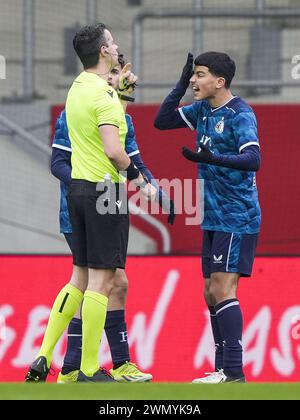 München, Deutschland. Februar 2024. München - Schiedsrichter Robert Ian Jenkins, Nassim El Harmouz von Feyenoord O19 im Achtelfinale der UEFA Youth League zwischen Bayern München O19 und Feyenoord O19 auf dem FC Bayern Campus am 28. Februar 2024 in München. Credit: Box to Box Pictures/Alamy Live News Stockfoto