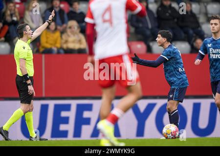 München, Deutschland. Februar 2024. München - Schiedsrichter Robert Ian Jenkins, Nassim El Harmouz von Feyenoord O19 im Achtelfinale der UEFA Youth League zwischen Bayern München O19 und Feyenoord O19 auf dem FC Bayern Campus am 28. Februar 2024 in München. Credit: Box to Box Pictures/Alamy Live News Stockfoto