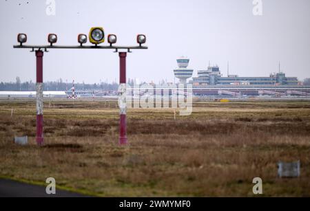 Berlin, Deutschland. Februar 2024. Lampen der ehemaligen Flughafenbeleuchtung stehen auf dem Gelände des ehemaligen Flughafens Tegel. Die Pläne für die zentralen Bereiche des Landschaftsparks Tegeler Stadtheide wurden auf einer Pressekonferenz vorgestellt. Auf rund 190 Hektar des ehemaligen Flughafengeländes in Tegel entwickelt Grün Berlin einen neuen Park für das Land Berlin, in dem die Menschen ihre Freizeit aktiv verbringen können. Quelle: Bernd von Jutrczenka/dpa/Alamy Live News Stockfoto