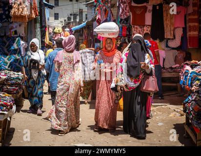 Farbenfroh gekleidete und verhüllte muslimische Frauen im Darajani Souk in Sansibar City, Sansibar, Tansania Stockfoto