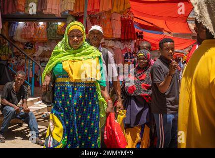 Bunt gekleidete muslimische Frauen im Darajani Souk in Sansibar City, Sansibar, Tansania Stockfoto