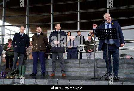 Der Vorsitzende der walisischen Konservativen, Andrew RT Davies (rechts), hält eine Rede über die Schritte des Senedd, als die Bauern gegen geplante Änderungen der Agrarsubventionen protestierten. Bilddatum: Mittwoch, 28. Februar 2024. Stockfoto