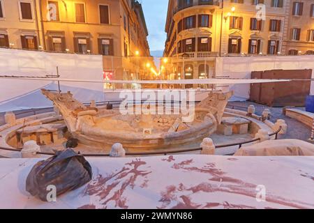 Rom, Italien - 29. Juni 2014: Fontana della Barcaccia Piazza di Spagna Brunnen im Bau Gerüste bei Nacht. Stockfoto