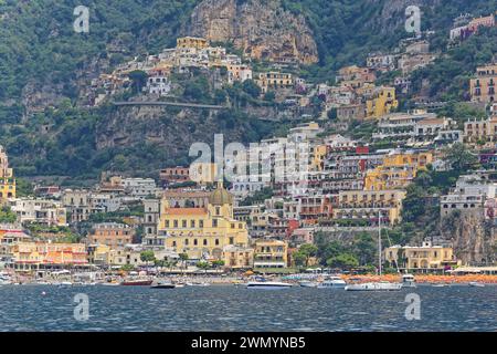 Positano, Italien - 28. Juni 2014: Malerische Kleinstadt vor Klippen und Hügeln Sommertag bei Amalfiküste Travel. Stockfoto