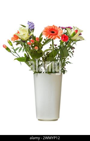 Blumenstrauß mit gerber-, Rose-, hypericum- und Nelkenblüten in einer Vase isoliert auf weißem Hintergrund Stockfoto