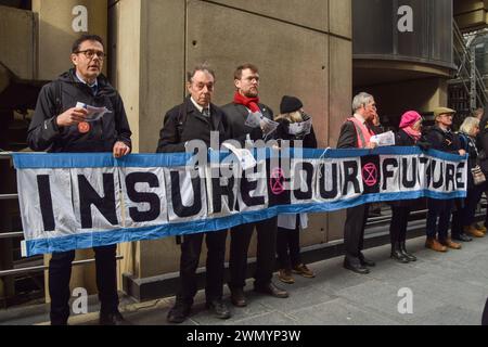 London, Großbritannien. Februar 2024. Demonstranten bilden eine menschliche Kette um Lloyd's Building. Aktivisten der Extinction Rebellion marschierten am 3. Tag ihrer Versicherungswoche in der City of London, dem Finanzviertel der Hauptstadt, und forderten Unternehmen auf, die Versicherung von Projekten mit fossilen Brennstoffen einzustellen. Quelle: Vuk Valcic/Alamy Live News Stockfoto