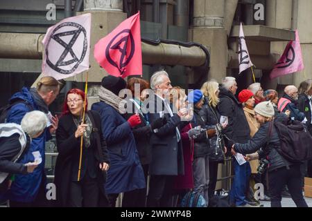 London, Großbritannien. Februar 2024. Demonstranten bilden eine menschliche Kette um Lloyd's Building. Aktivisten der Extinction Rebellion marschierten am 3. Tag ihrer Versicherungswoche in der City of London, dem Finanzviertel der Hauptstadt, und forderten Unternehmen auf, die Versicherung von Projekten mit fossilen Brennstoffen einzustellen. Quelle: Vuk Valcic/Alamy Live News Stockfoto