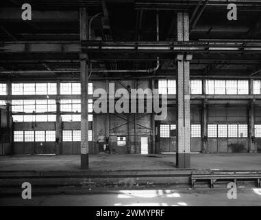 Industriegebiet - Vintage-Gebäude - Lager - BLICK NACH OSTEN ÜBER DEN INNEREN BAHNSTEIG IN DER NÄHE DES GÜTERAUFZUGS. - Ford Motor Company Long Beach Montagewerk, Montagegebäude, 700 Henry Ford Avenue, Long Beach, Los Angeles Stockfoto