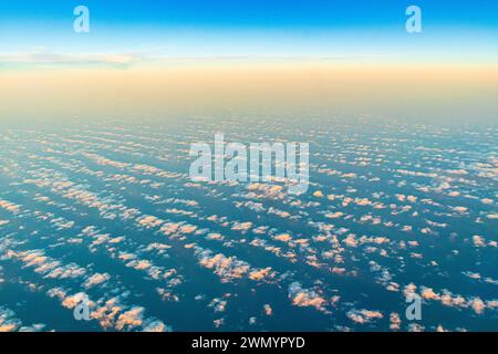 Abendliche Wolkenlandschaft in der Nähe der Kanarischen Insel Lanzarote, Spanien von einem vorbeifahrenden Flugzeug aus in Richtung Sonnenuntergang. Stockfoto