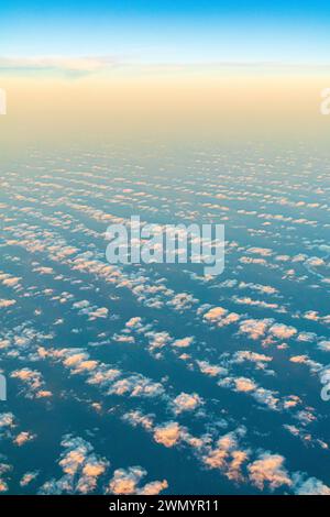 Abendliche Wolkenlandschaft in der Nähe der Kanarischen Insel Lanzarote, Spanien von einem vorbeifahrenden Flugzeug aus in Richtung Sonnenuntergang. Stockfoto