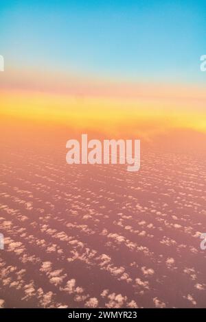 Abendliche Wolkenlandschaft in der Nähe der Kanarischen Insel Lanzarote, Spanien von einem vorbeifahrenden Flugzeug aus in Richtung Sonnenuntergang. Stockfoto