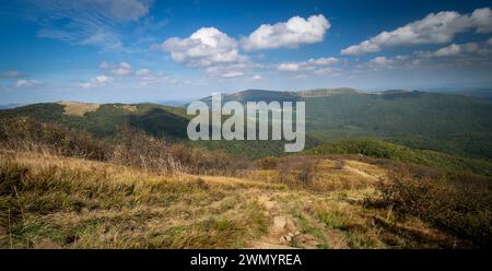 Wunderschöne Berglandschaft Bieszczady Nationalpark. Polonina Carynska und das Ende; Blick von Wielka Rawka. Spätsommer; sonniger Tag. Stockfoto