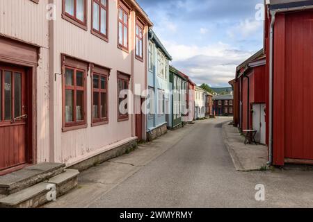 Historische norwegische Architektur zeichnet sich durch diese ruhige Roros-Straße aus, wo pastellfarbene Fassaden mit der ruhigen nordischen Atmosphäre verschmelzen Stockfoto