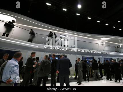 (240228) -- BARCELONA, 28. Februar 2024 (Xinhua) -- Menschen besuchen den Huawei-Stand während des Mobile World Congress (MWC) in Barcelona, Spanien, 28. Februar 2024. Der 2024 Mobile World Congress (MWC), die weltweit führende Fachmesse für Mobiltechnologie und verwandte Branchen, wurde am Montag in Barcelona, Spanien, eröffnet. Das diesjährige MWC konzentriert sich auf das „Future First“-Konzept und unterstreicht die Bedeutung der Vereinigung von Branchen, Kontinenten, Technologien und Gemeinschaften, um das Potenzial der Zukunft zu nutzen. Anwendungen für künstliche Intelligenz (KI) über Geräte und Netzwerke hinweg, Fortschritte Stockfoto