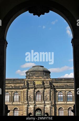 Sempergebäude im Zwinger-Komplex durch den Krontor-Bogen, Dresden, Deutschland Stockfoto
