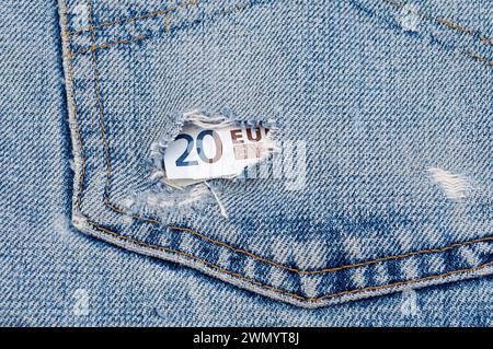 Loch in Jeanstasche und Euro Stockfoto