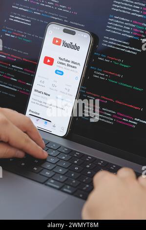 New York, USA - 23. Februar 2024: Code für die neue Youtube-App auf dem Laptop-Bildschirm mit Tastatur Stockfoto