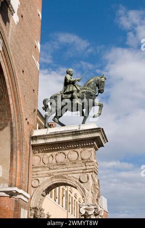 Reiterskulptur von Marquis Niccolo III d'Este im Stadtpalast, Ferrara, Italien Stockfoto