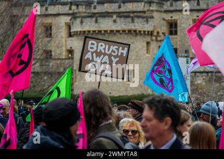 London, Großbritannien. Februar 2024. Wir treffen uns in Trinity Square Gardens vor dem Tower of London - eine Extinction Rebellion Climate Bomb Defusal Squad Protest, Teil der Protest-Serie „Versichern unsere Zukunft“ in der City of London. Sie versuchen, die Versicherer zu ermutigen, sich zu verpflichten, keine neuen CO2-bezogenen Projekte zu versichern. Guy Bell/Alamy Live News Stockfoto