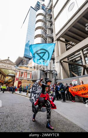 London, Großbritannien. Februar 2024. In Lloyds of London verbinden die Demonstranten Waffen und bilden eine Schranke um den Versicherungsmarkt - eine Extinction Rebellion Climate Bomb Defusal Squad Protest, Teil der Protest-Serie „Versichern unsere Zukunft“ in der City of London. Sie versuchen, die Versicherer zu ermutigen, sich zu verpflichten, keine neuen CO2-bezogenen Projekte zu versichern. Guy Bell/Alamy Live News Stockfoto