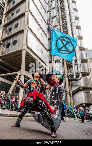 London, Großbritannien. Februar 2024. In Lloyds of London verbinden die Demonstranten Waffen und bilden eine Schranke um den Versicherungsmarkt - eine Extinction Rebellion Climate Bomb Defusal Squad Protest, Teil der Protest-Serie „Versichern unsere Zukunft“ in der City of London. Sie versuchen, die Versicherer zu ermutigen, sich zu verpflichten, keine neuen CO2-bezogenen Projekte zu versichern. Guy Bell/Alamy Live News Stockfoto