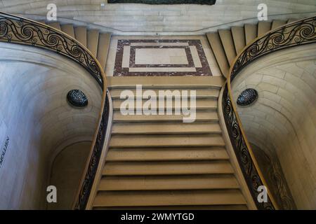 Treppen. Abstrakte Schritte. Treppen in der Stadt. Granit Treppen. Steintreppe häufig auf Denkmäler und Sehenswürdigkeiten, breite steinerne Treppe gesehen. Stockfoto