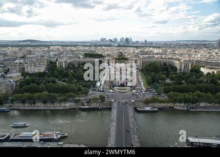 Ein Panoramablick auf die Skyline von Paris, einschließlich der von Booten gesäumten seine, einem goldenen Untergang des invalidenpalastes und anderer historischer Denkmäler, Stockfoto