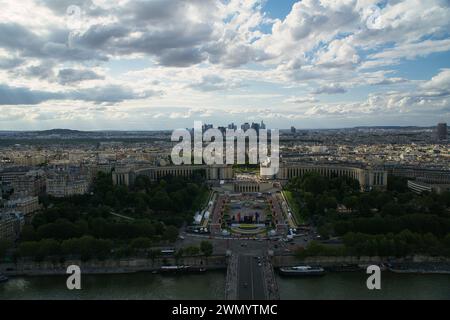 Ein Panoramablick auf die Skyline von Paris, einschließlich der von Booten gesäumten seine, einem goldenen Untergang des invalidenpalastes und anderer historischer Denkmäler, Stockfoto