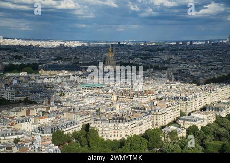 Ein Panoramablick auf die Skyline von Paris, einschließlich der von Booten gesäumten seine, einem goldenen Untergang des invalidenpalastes und anderer historischer Denkmäler, Stockfoto