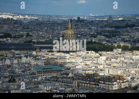 Ein Panoramablick auf die Skyline von Paris, einschließlich der von Booten gesäumten seine, einem goldenen Untergang des invalidenpalastes und anderer historischer Denkmäler, Stockfoto