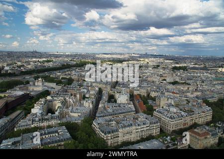 Ein Panoramablick auf die Skyline von Paris, einschließlich der von Booten gesäumten seine, einem goldenen Untergang des invalidenpalastes und anderer historischer Denkmäler, Stockfoto