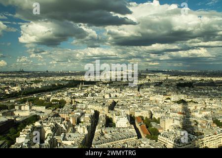 Ein Panoramablick auf die weitläufige Skyline der Stadt Paris einschließlich der von Booten gesäumten seine und anderen historischen Denkmälern, Parks und Gärten Stockfoto