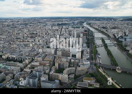 Ein Panoramablick auf die Skyline von Paris, einschließlich der von Booten gesäumten seine, einem goldenen Untergang des invalidenpalastes und anderer historischer Denkmäler, Stockfoto