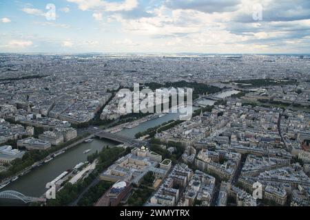 Ein Panoramablick auf die Skyline von Paris, einschließlich der von Booten gesäumten seine, einem goldenen Untergang des invalidenpalastes und anderer historischer Denkmäler, Stockfoto