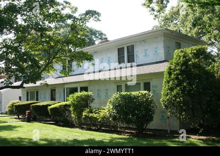 Babylon, New York, USA - 5. August 2014: Ein Wohnhaus im Bau, das für die Montage eines neuen Vinylverbands vorbereitet ist. Stockfoto