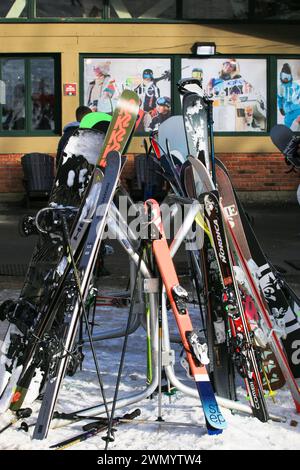 West Dover, Vermont, USA - 31. Dezember 2023: Skier auf einem Skiständer vor der Lodge am Mount Snow in Vermont am Silvestertag. Stockfoto