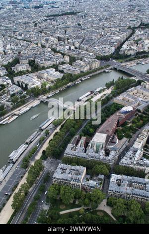 Ein Panoramablick auf die Skyline von Paris, einschließlich der von Booten gesäumten seine, einem goldenen Untergang des invalidenpalastes und anderer historischer Denkmäler, Stockfoto